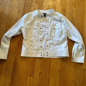White denim jacket with silver buttons, 2 front pockets #denimjacket